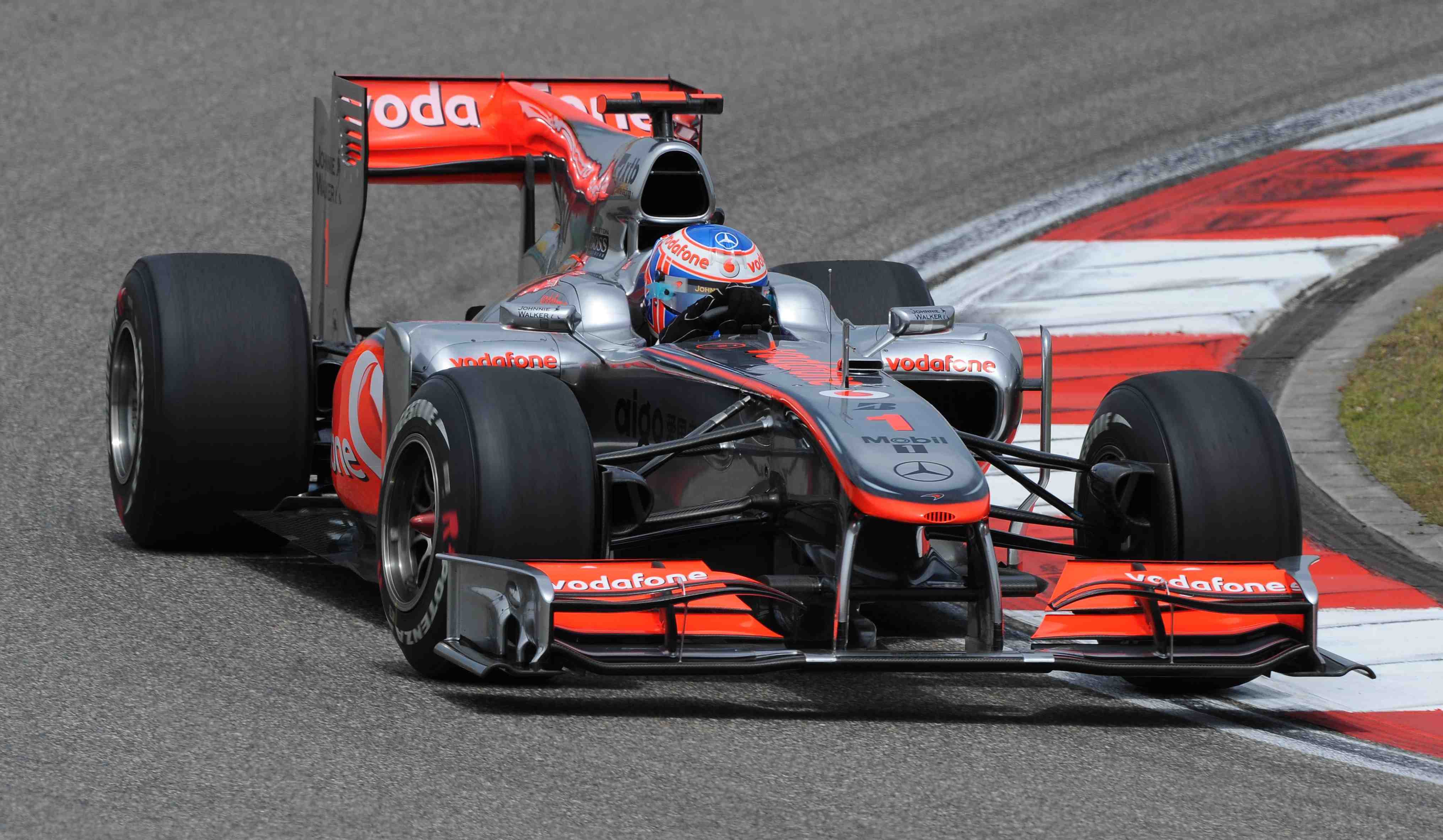 Button wins dramatic Chinese Grand Prix