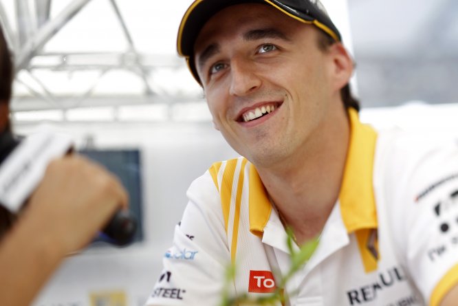 Kubica signs with Renault until 2012 Kubica signs with Renault until 2012