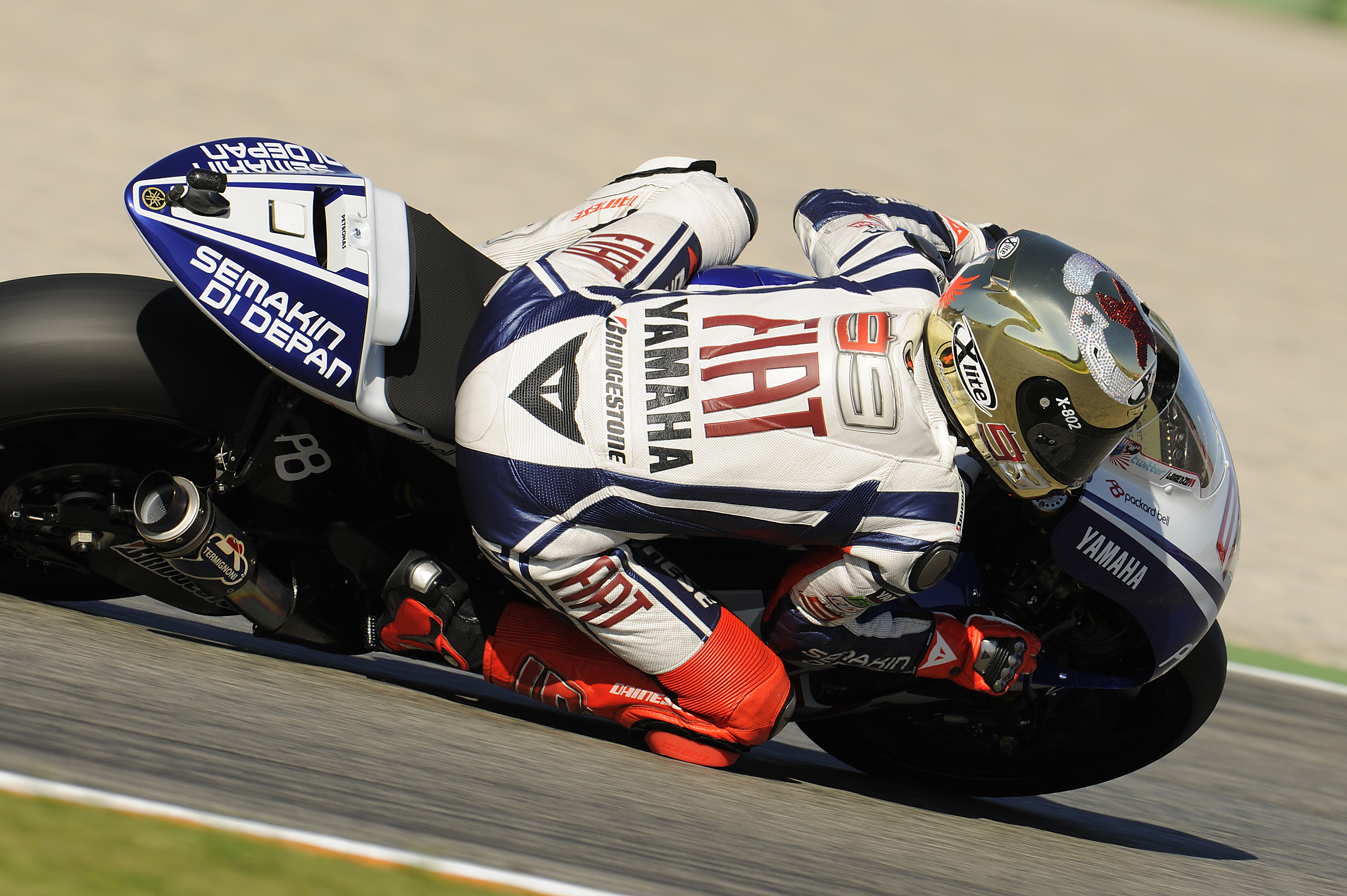 Jorge Lorenzo takes victory in Valencia Jorge Lorenzo takes victory in Valencia