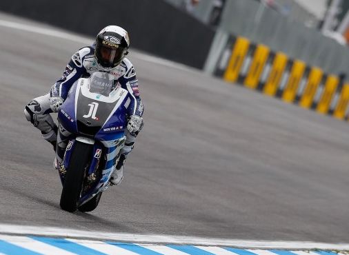 Lorenzo takes pole as Simoncelli crashes Lorenzo takes pole as Simoncelli crashes