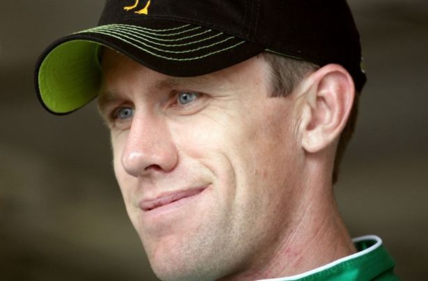 Edwards re-signs with Roush Racing Edwards re-signs with Roush Racing