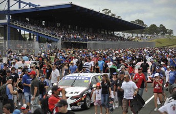thumb crowd3 344x224 PIRTEK POLL: V8s at Eastern Creek. What do you think?