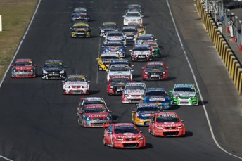 thumb 1 Whincup EV09 08 12 3274 344x229 Whincup takes back V8 title lead with Race 19 victory