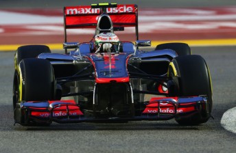 thumb Lewis Singapore 344x224 Lewis Hamilton grabs Singapore pole
