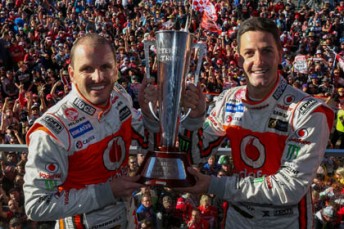 thumb 1 T8 EV11 12 12468 344x229 Whincup holds out Reynolds in Bathurst thriller