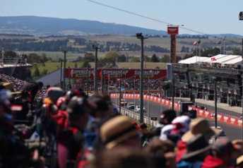 thumb V8Bathurst EV11 12 8835 1 344x238 Bathurst 1000 crowd record broken with huge attendance