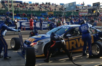 thumb warm up 344x224 Scene set for Bathurst 1000 after clean warm up