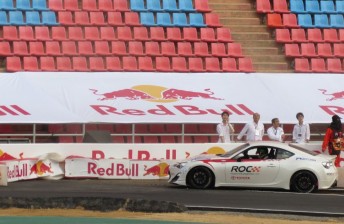 thum Whincup barriers 344x224 Whincup makes his mark during Race of Champions practice