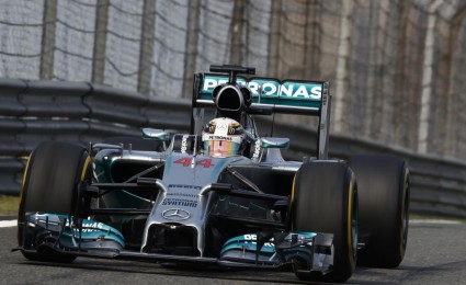 Hamilton scores hat-trick in China Hamilton scores hat-trick in China