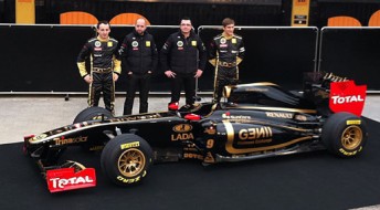 thumb From left: Robert Kubica, Gerard Lopez, Eric Boullier and Vitaly Petrov with the R31