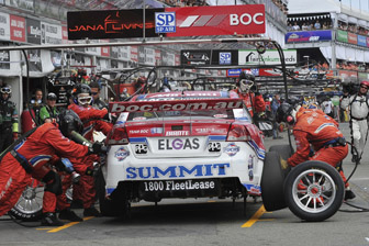 thumb The Brad Jones Racing crew effect a pitstop on the #8 Team BOC Commodore