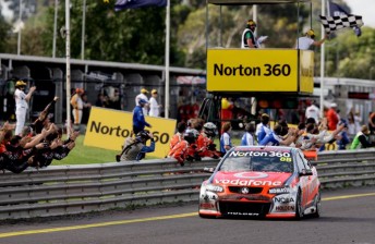 thumb Whincup takes the chequered flag at Sandown