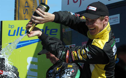 thumb Angus Fogg and Jason Bargwanna on the podium in NZV8s