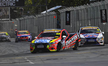 thumb Kris Walton leads the field at the Clipsal 500 circuit