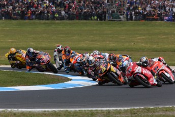 thumb The MotoGP field race through Honda Corner on the opening lap