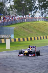 Daniel Ricciardo has blasted to a new track record in Sydney