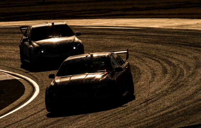 Davison chases down Lowndes in Race 9
