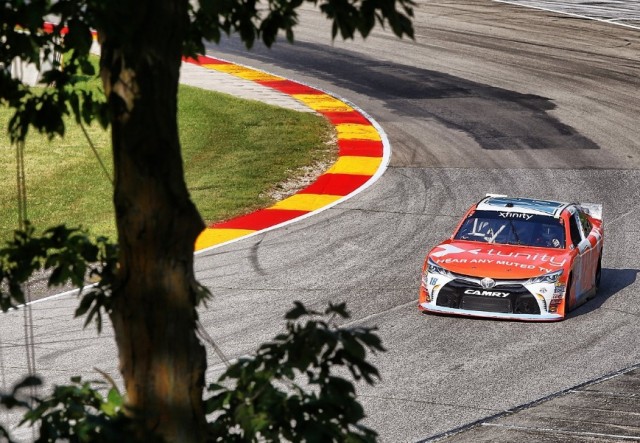 Owen Kelly ran inside the top 5 until a last lap clash