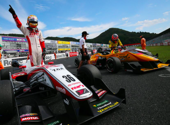 Kenta Yamashita salutes his win in the opening heat pic: Japanese F3 Facebook